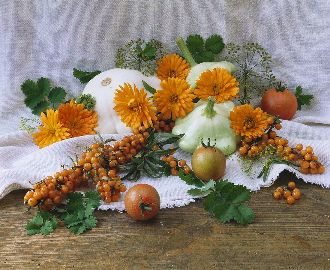 Arrangement mit Sanddornbeeren, Patisson und Ringelblumen