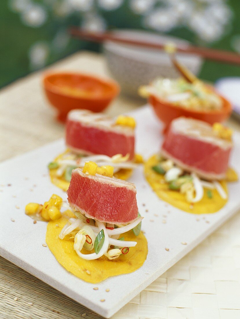 Sweet and spicy tuna fillets with grilled mango slices
