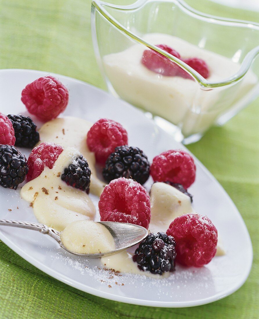 Gemischte Beeren mit Poseccoschaum