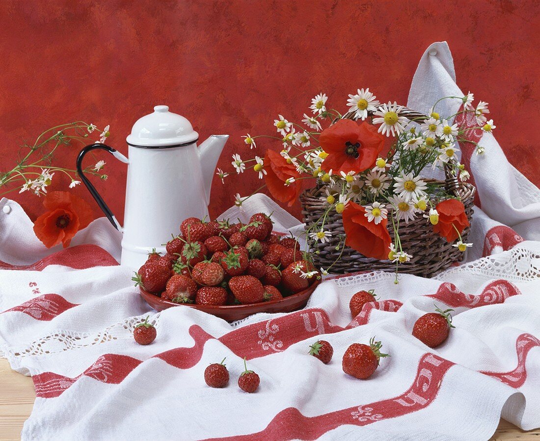 Frische Erdbeeren, Kamillen- und Mohnblüten