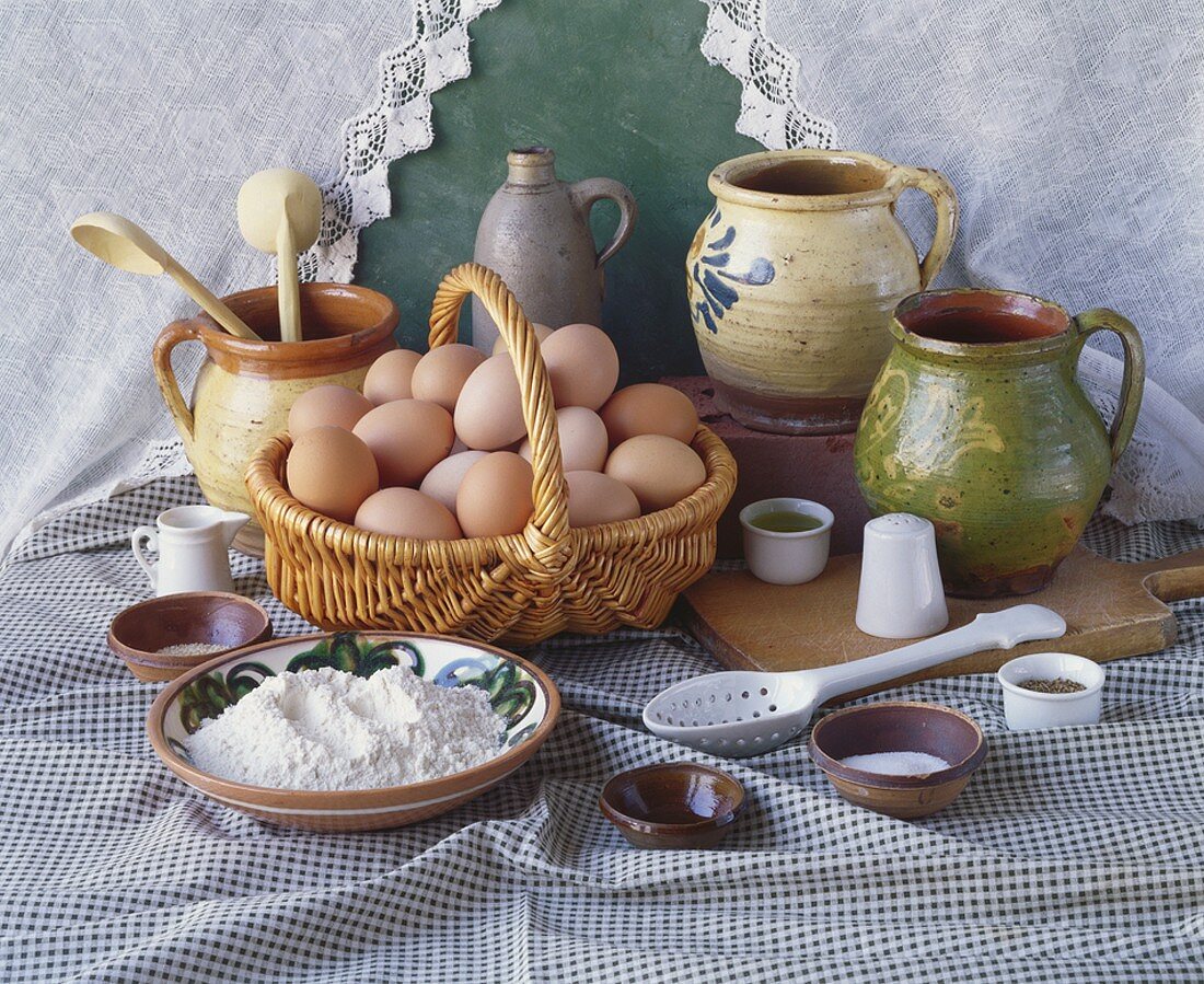 Stillleben mit Eiern, Mehl und Salz