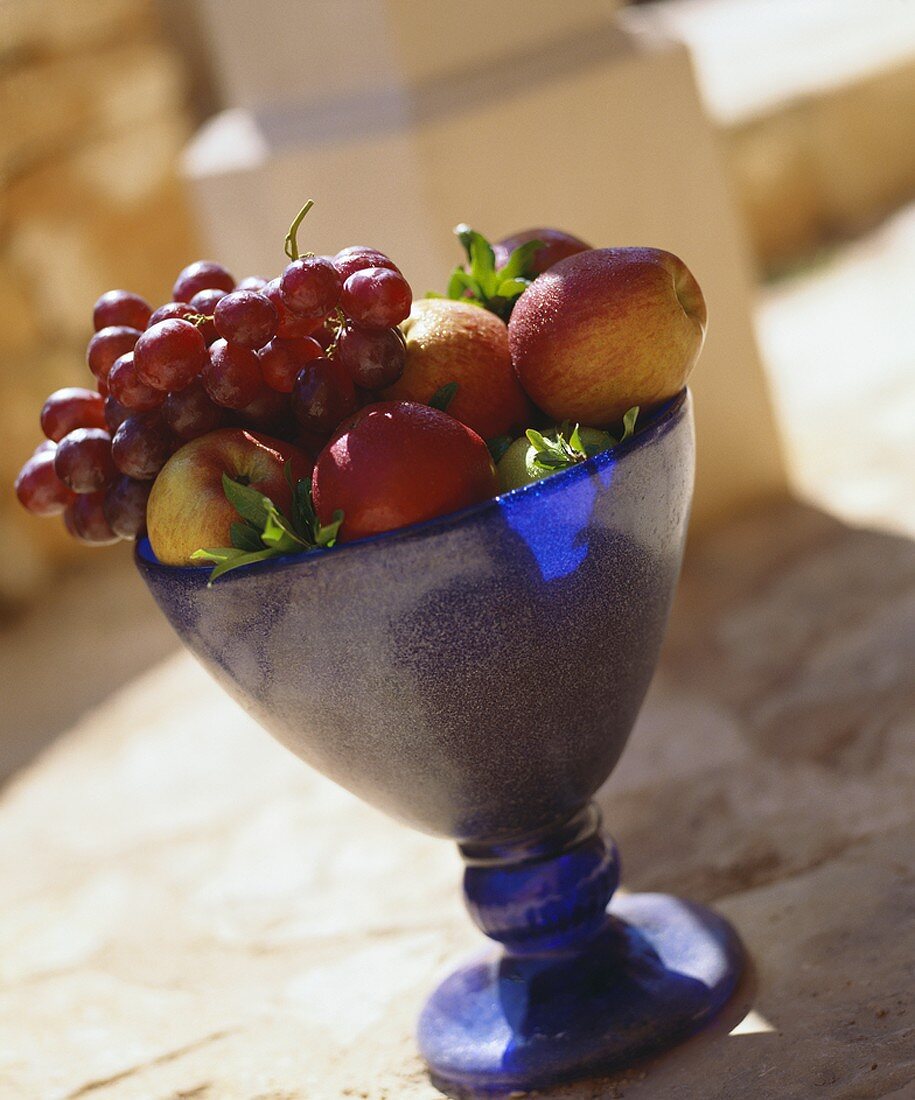 Schale mit Äpfeln und Weintrauben
