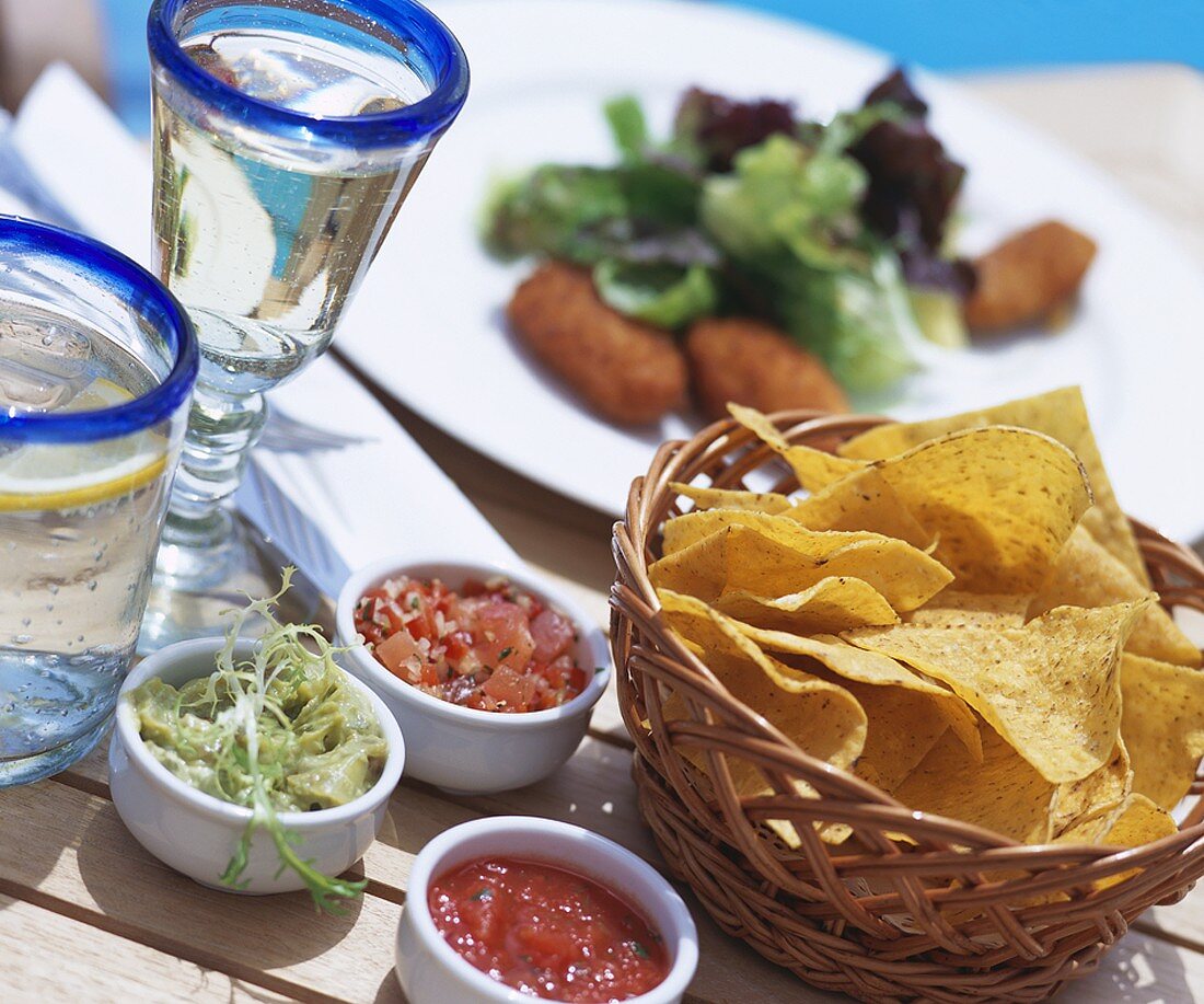 Tortillachips mit verschiedenen Dips