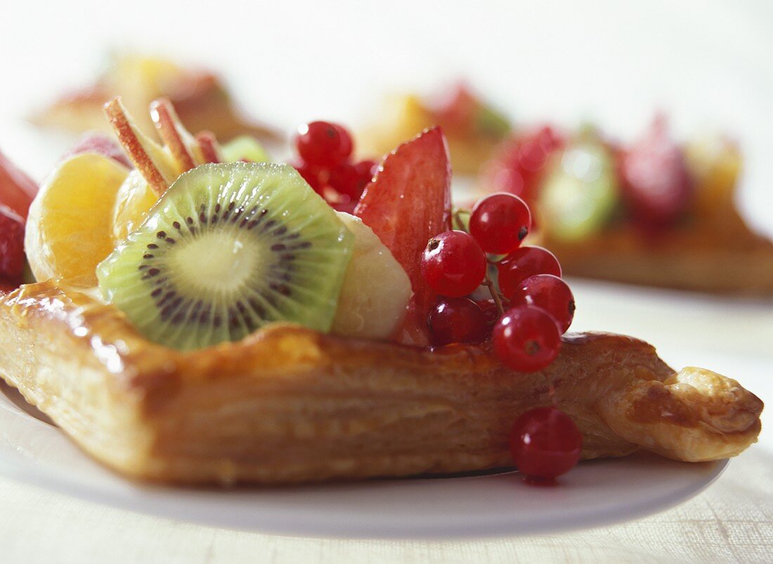 Blätterteiggebäck mit Früchten