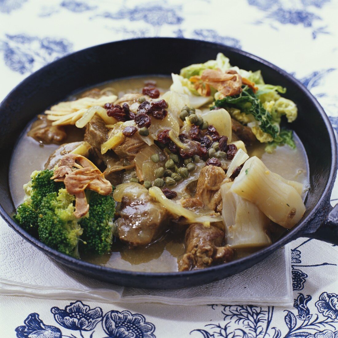 Lammragout mit Gemüse, Kapern, Muskatblüten und Rosinen