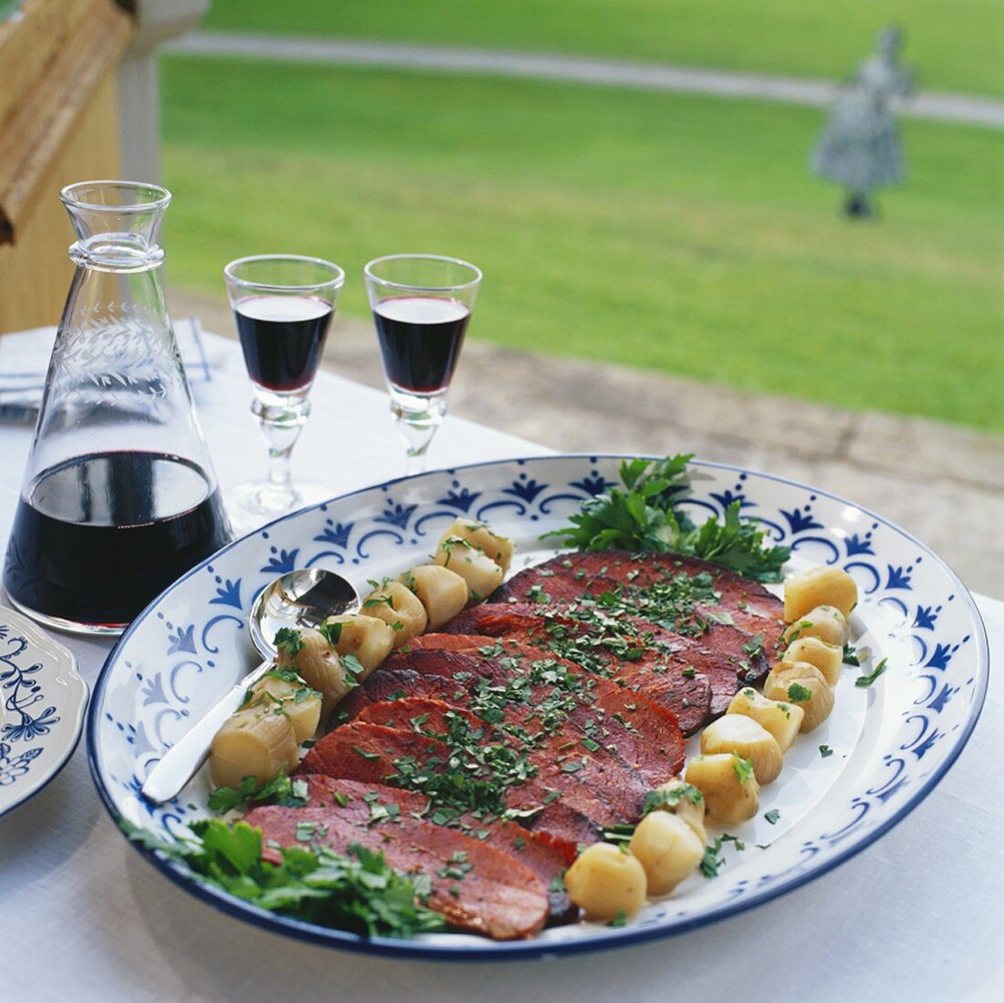 Gepökeltes Rindfleisch mit Topinambur