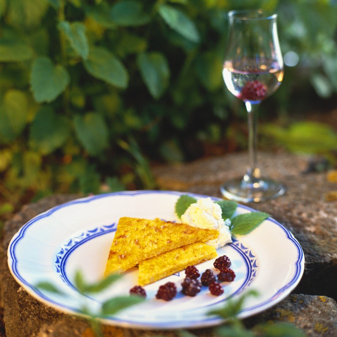 Süsse Safran-Reis-Pfannkuchen mit Sahne und Brombeeren