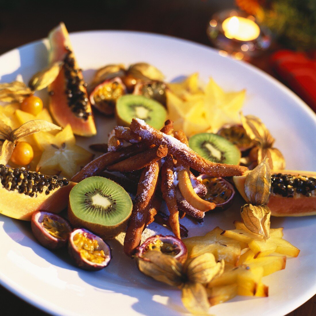 Schmalzgebäck nach Art schwedischer Klenätter auf Fruchsalat