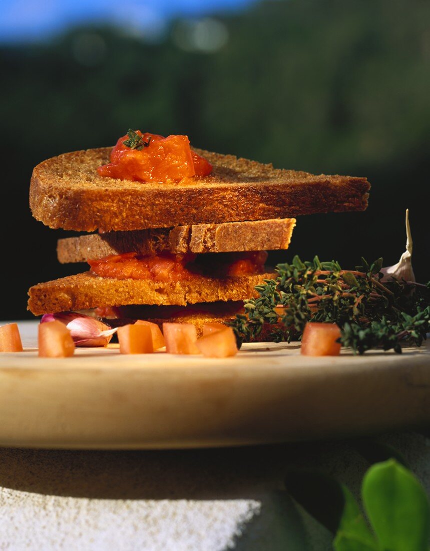 Bruschetta-Turm mit Vollkornbrot