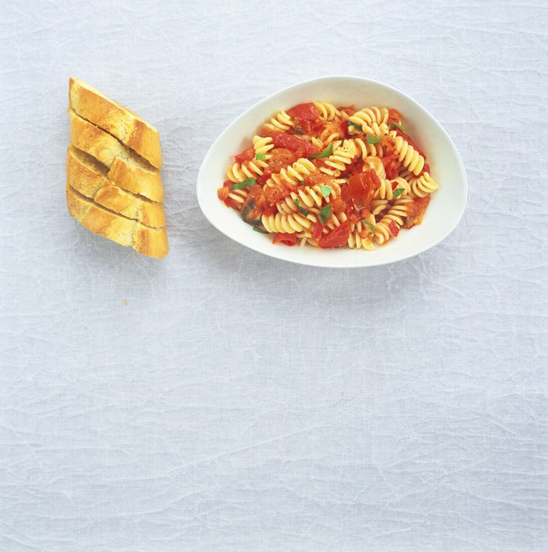 Fussilli mit Tomaten und Chilli; Knoblauchbaguette