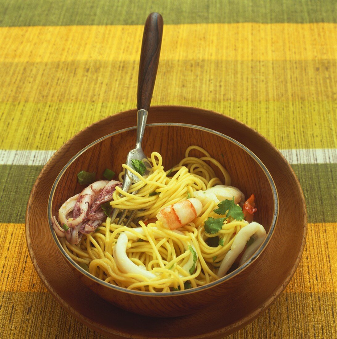 Meeresfrüchtesalat mit Spaghetti in Holzschüssel