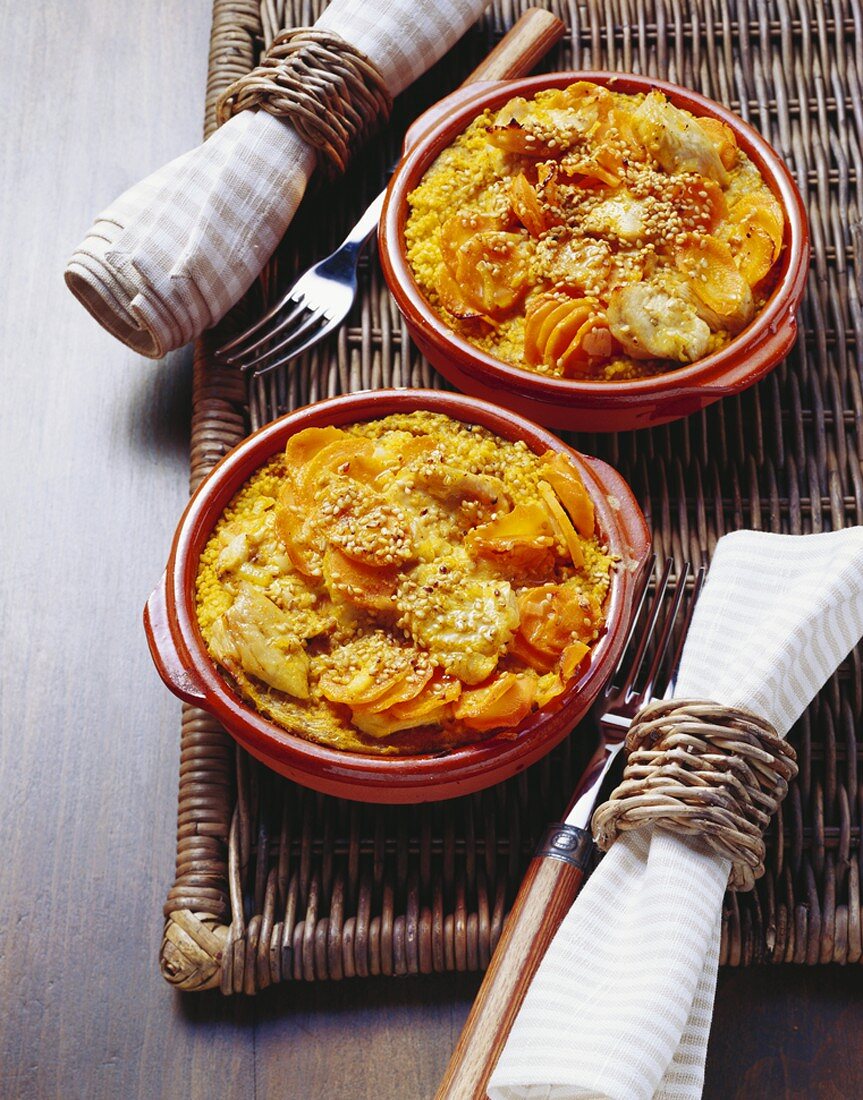 Couscous-Gratin mit Möhren, Putenbrust und Sesam