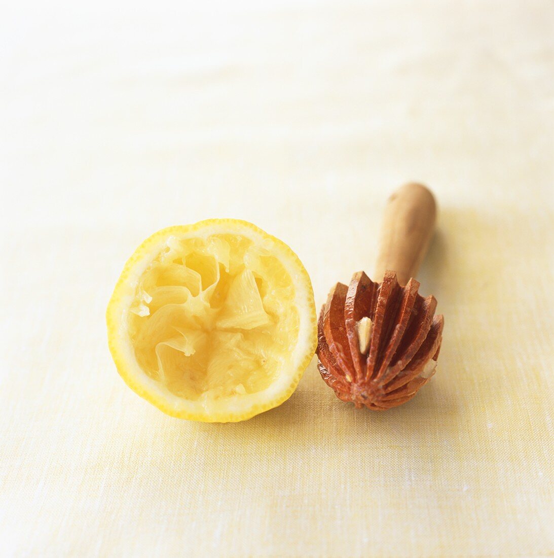 Zitruspresse und halbe, ausgepresste Zitrone