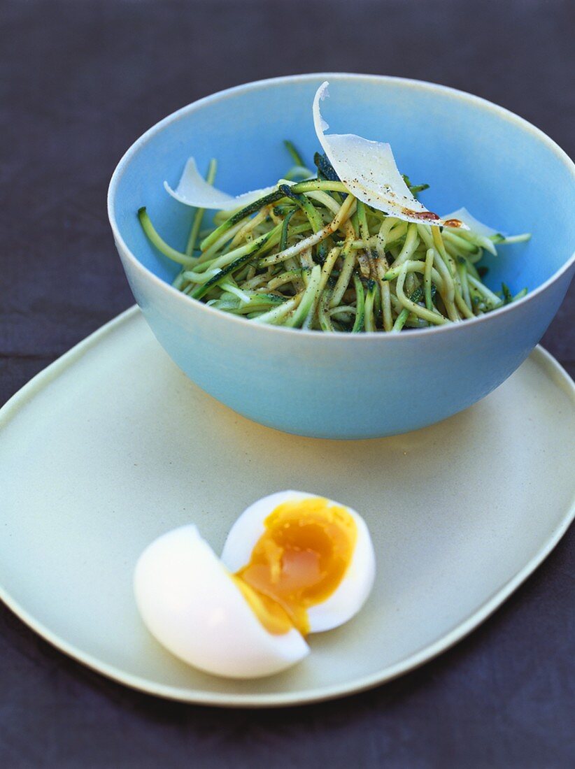 Zucchinisalat mit Parmesan und weich gekochtem Ei