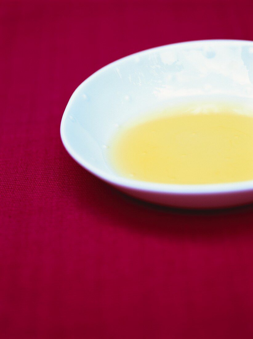 Erdnussöl in weißem Porzellanteller