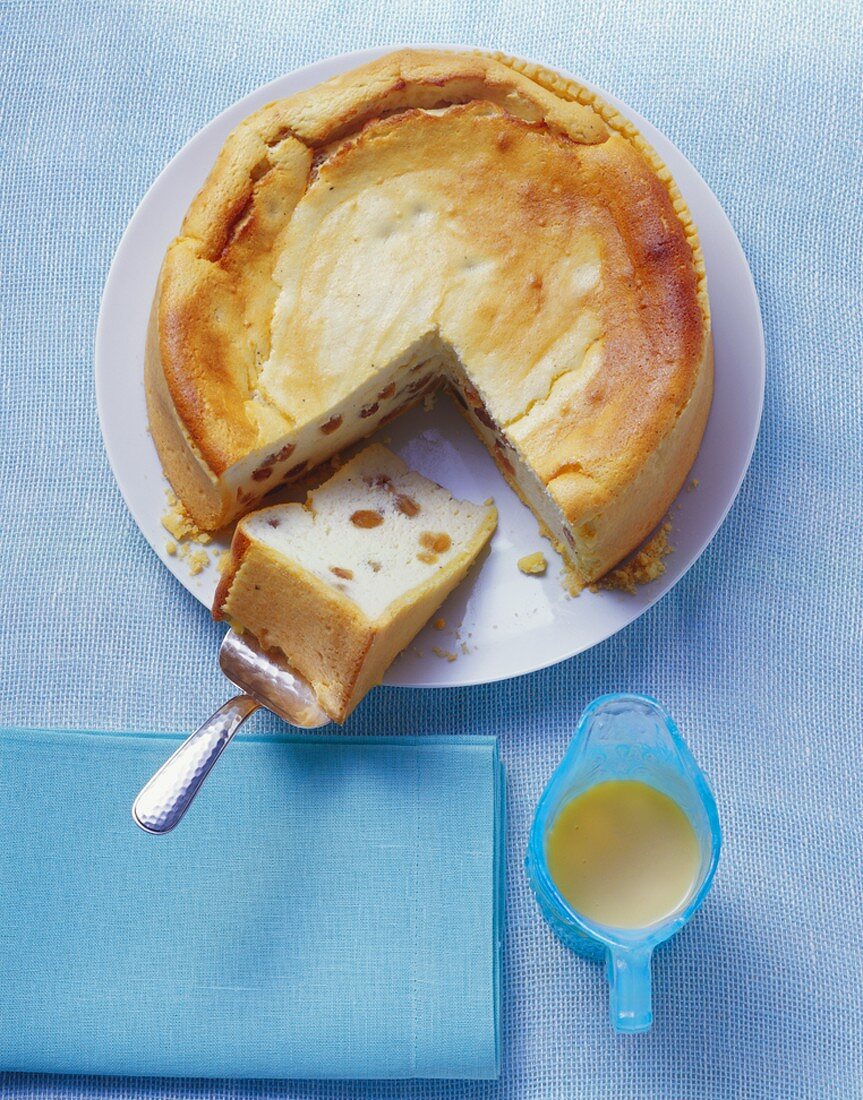 Käsekuchen mit Rosinen, angeschnitten