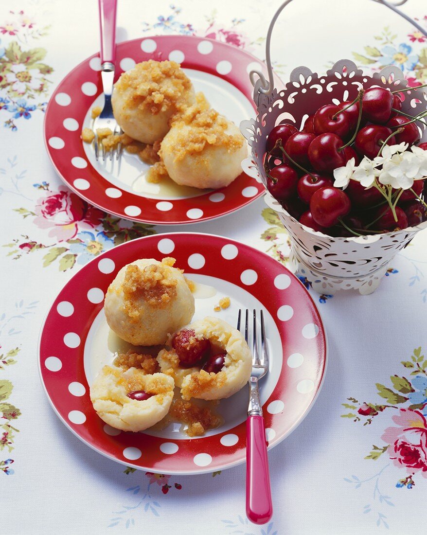 Kirschknödel mit Kokosbrösel