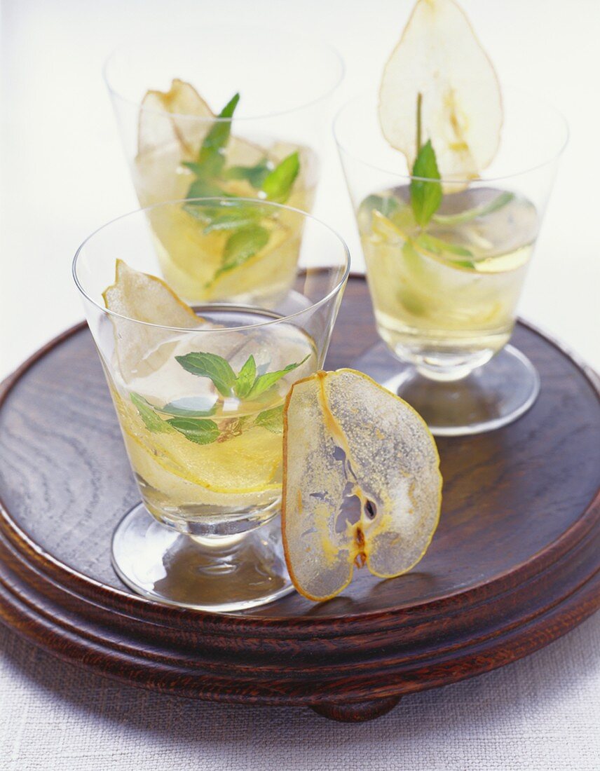 3 Gläser Birnen-Cocktail mit getrockneten Birnenscheiben