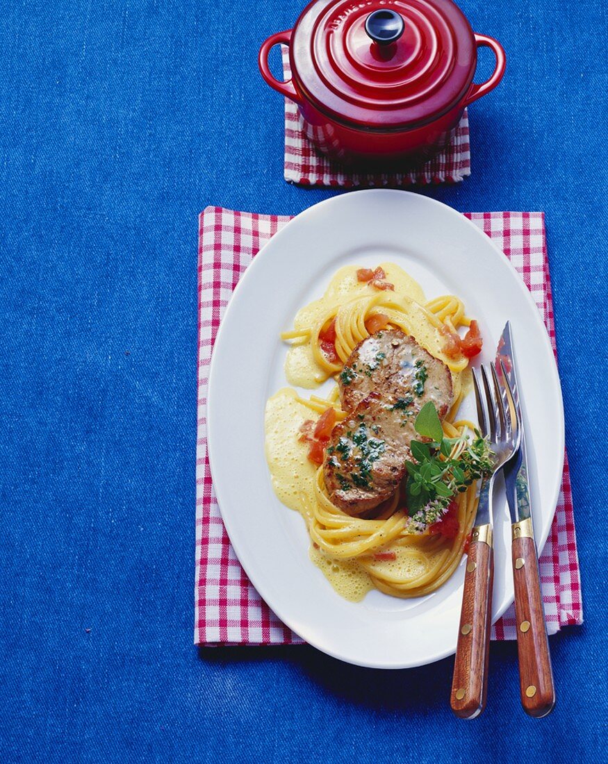 Kalbsschnitzel mit Safranschaum auf Tomaten-Spaghetti