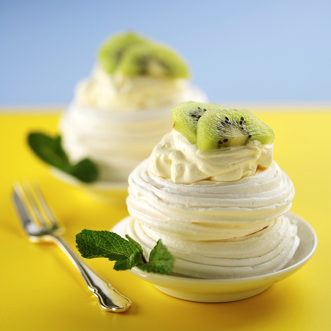 Two meringues with kiwi fruit