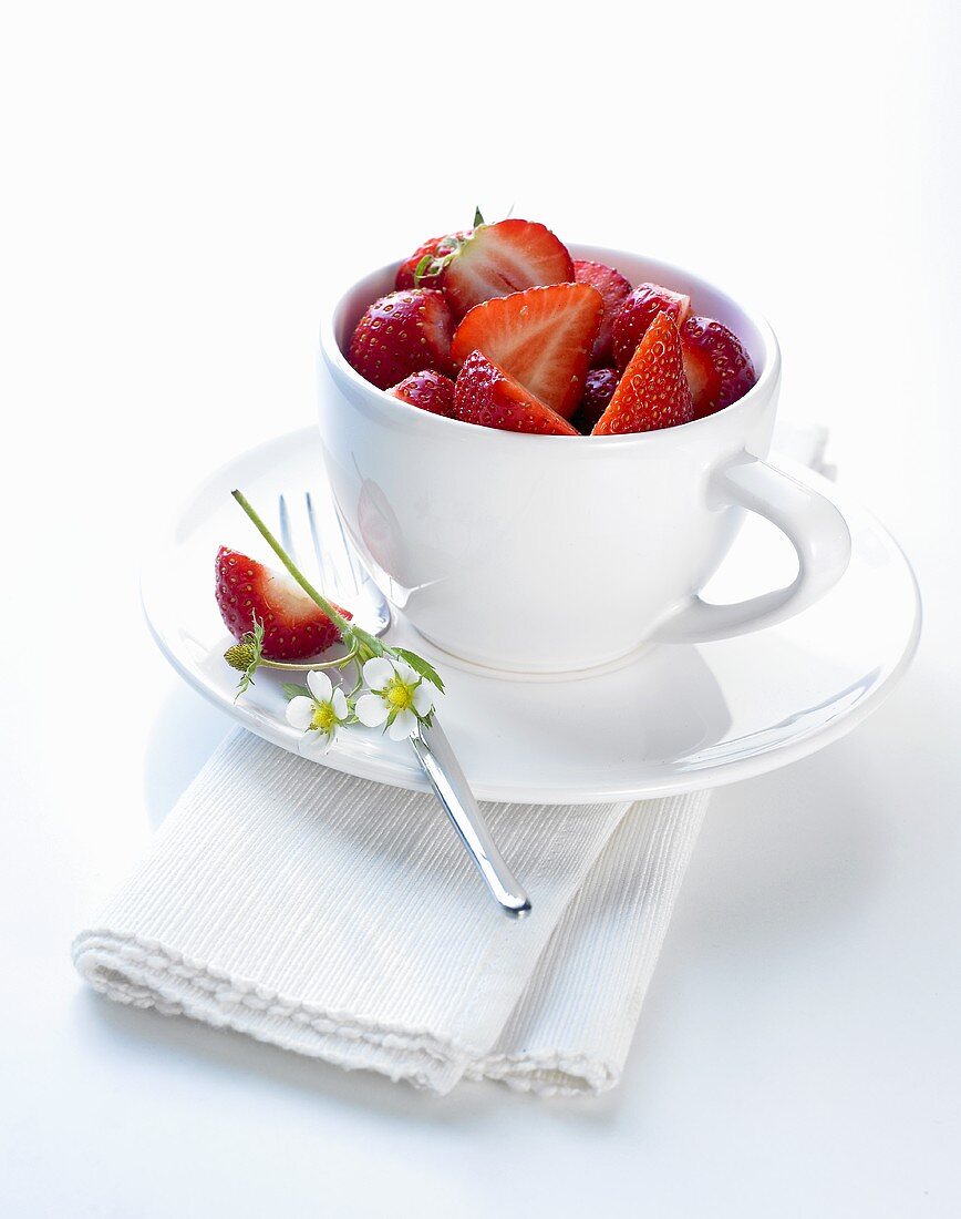 Mehrere Erdbeeren in einer Tasse