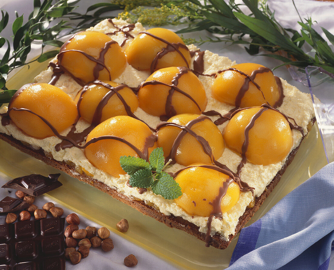 Schokoladen-Nuss-Kuchen mit Schlagsahne und Aprikosen