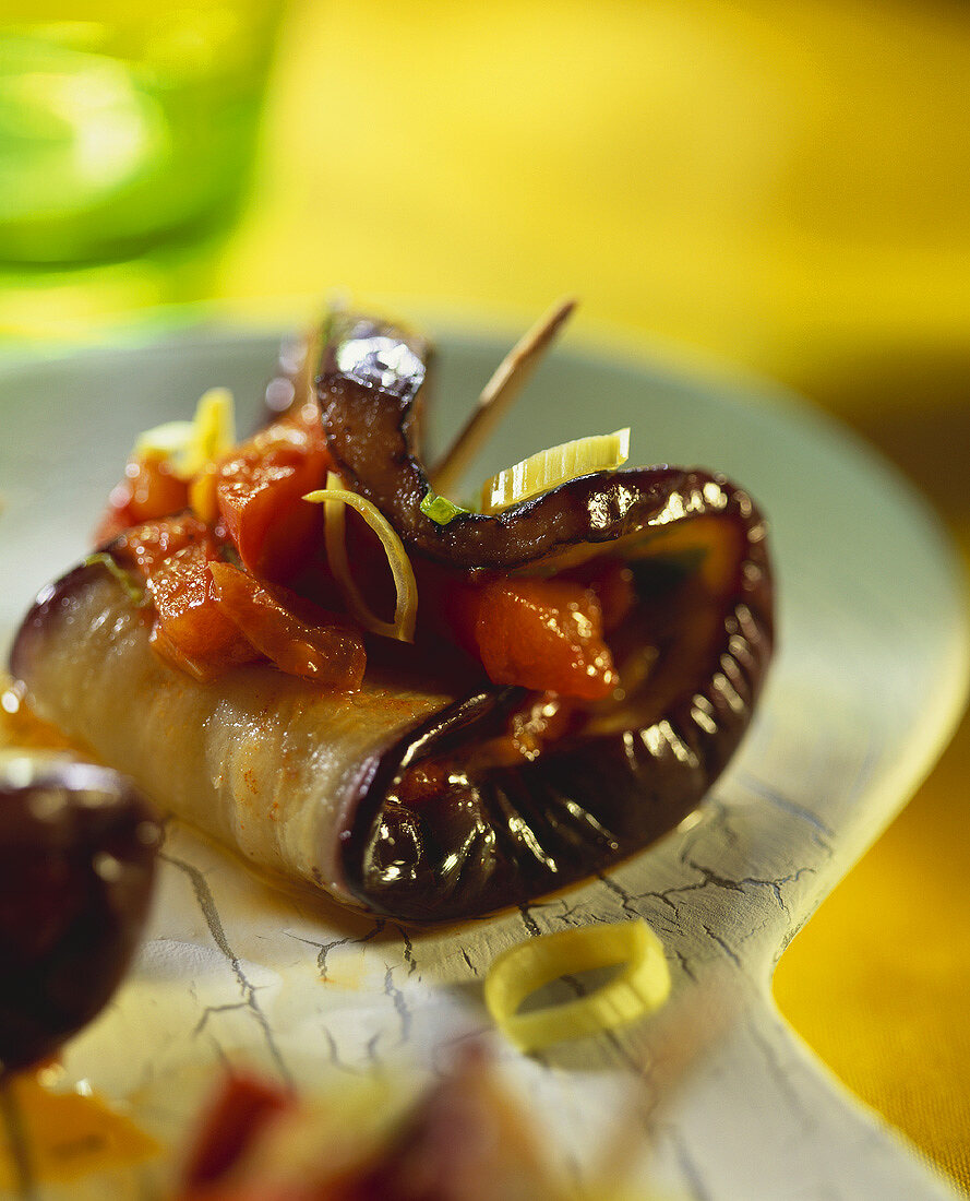 Gegrilltes Auberginenröllchen mit Tomate und Lauch