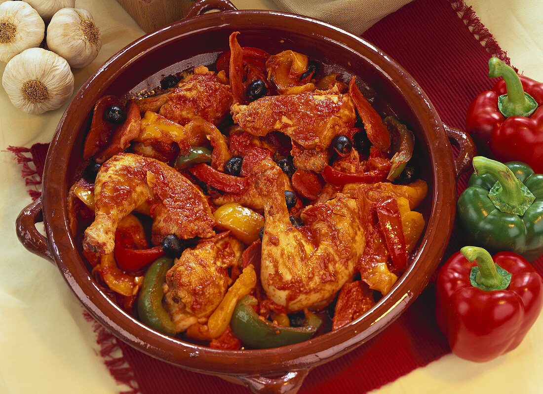 Chilihuhn mit Paprika und Oliven