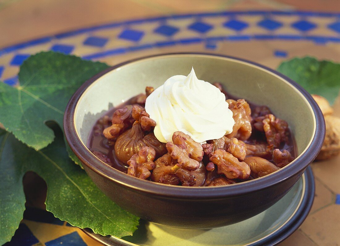 Fresh figs in honey sauce with walnuts and cream