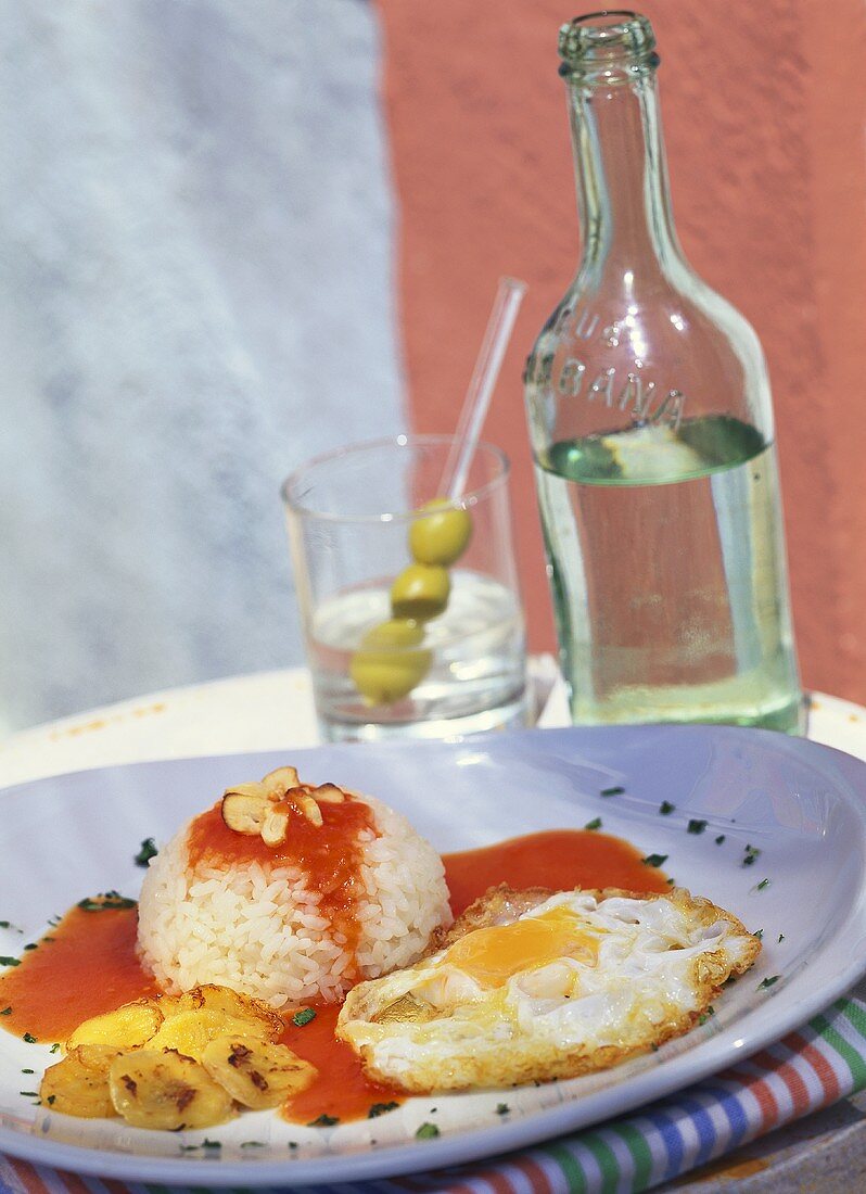 Arroz a la cubana (Rice with egg and bananas, Spain)