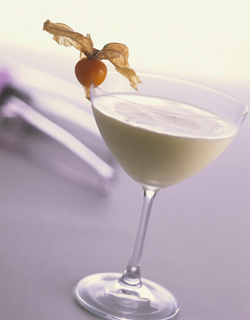 Cremiger Cocktail in Cocktailschale