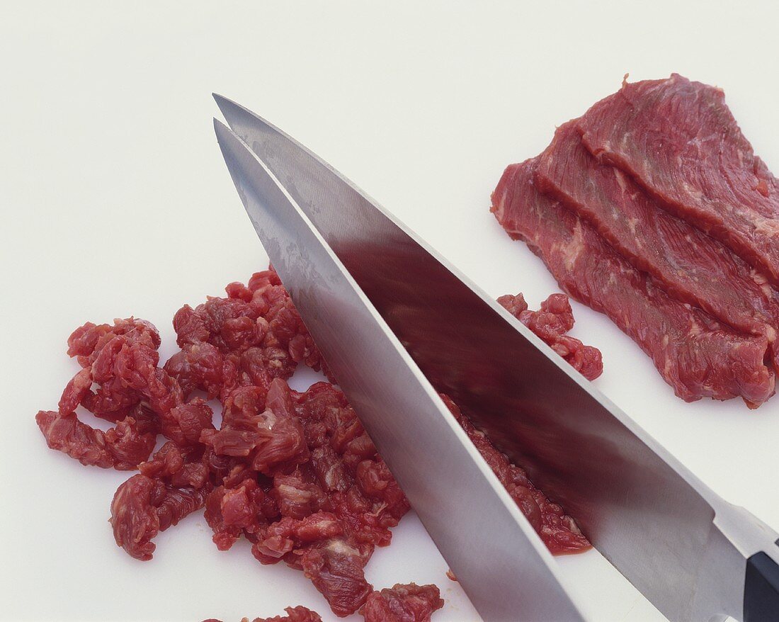 Für frisches Hackfleisch Steak kleinschneiden