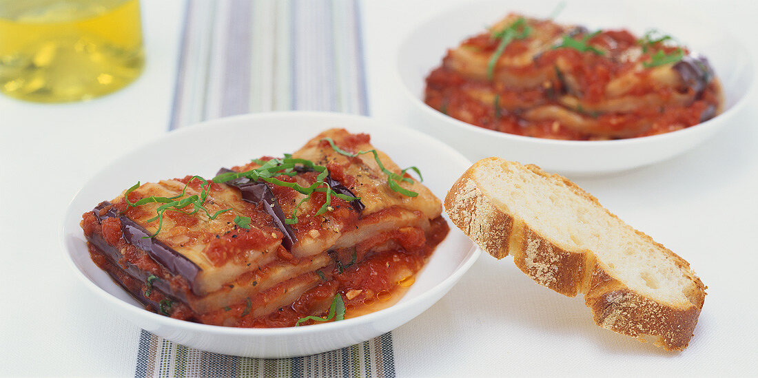 Auberginenscheiben in Tomatensauce