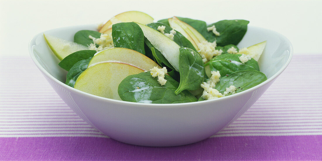 Spinach and apple salad with fresh horseradish