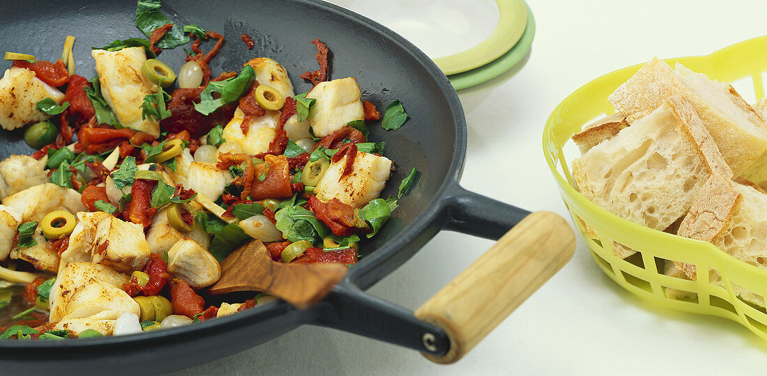 Fisch-Wok mit getrockneten Tomaten, Paprika, Oliven & Rucola