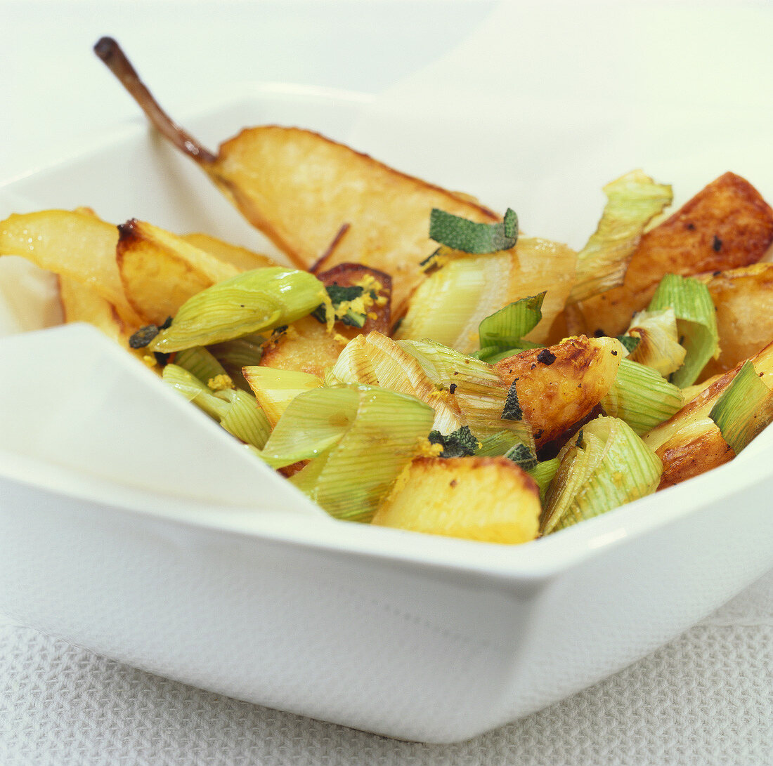Roast potatoes with pears and leeks