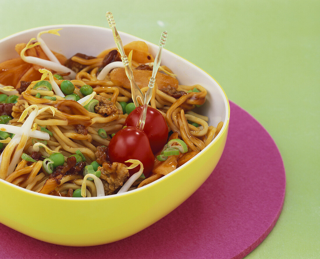 Fried noodles with mince, soya sprouts and vegetables