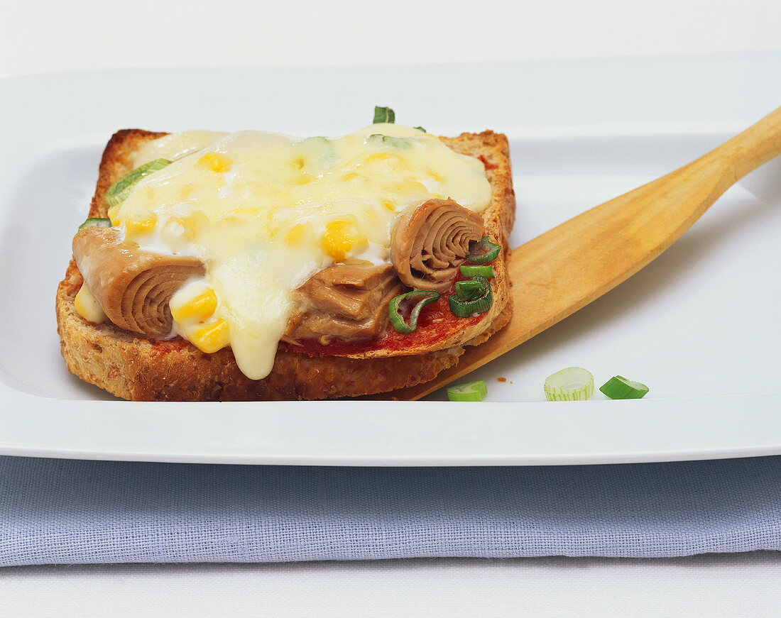 Thunfisch-Toast mit Mozzarella überbacken