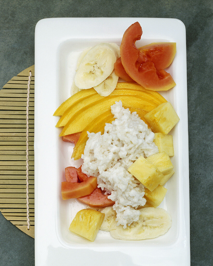 Kokos-Klebreis mit exotischem Fruchtsalat