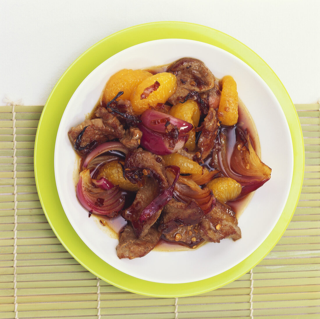 Lammfleisch in Chili-Karamell mit Mandarinen & roten Zwiebeln