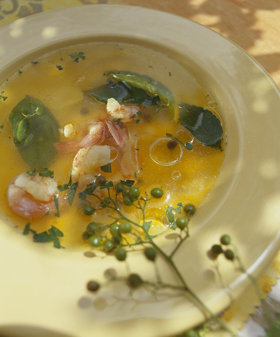 Broth with prawns, lemon leaves and capers