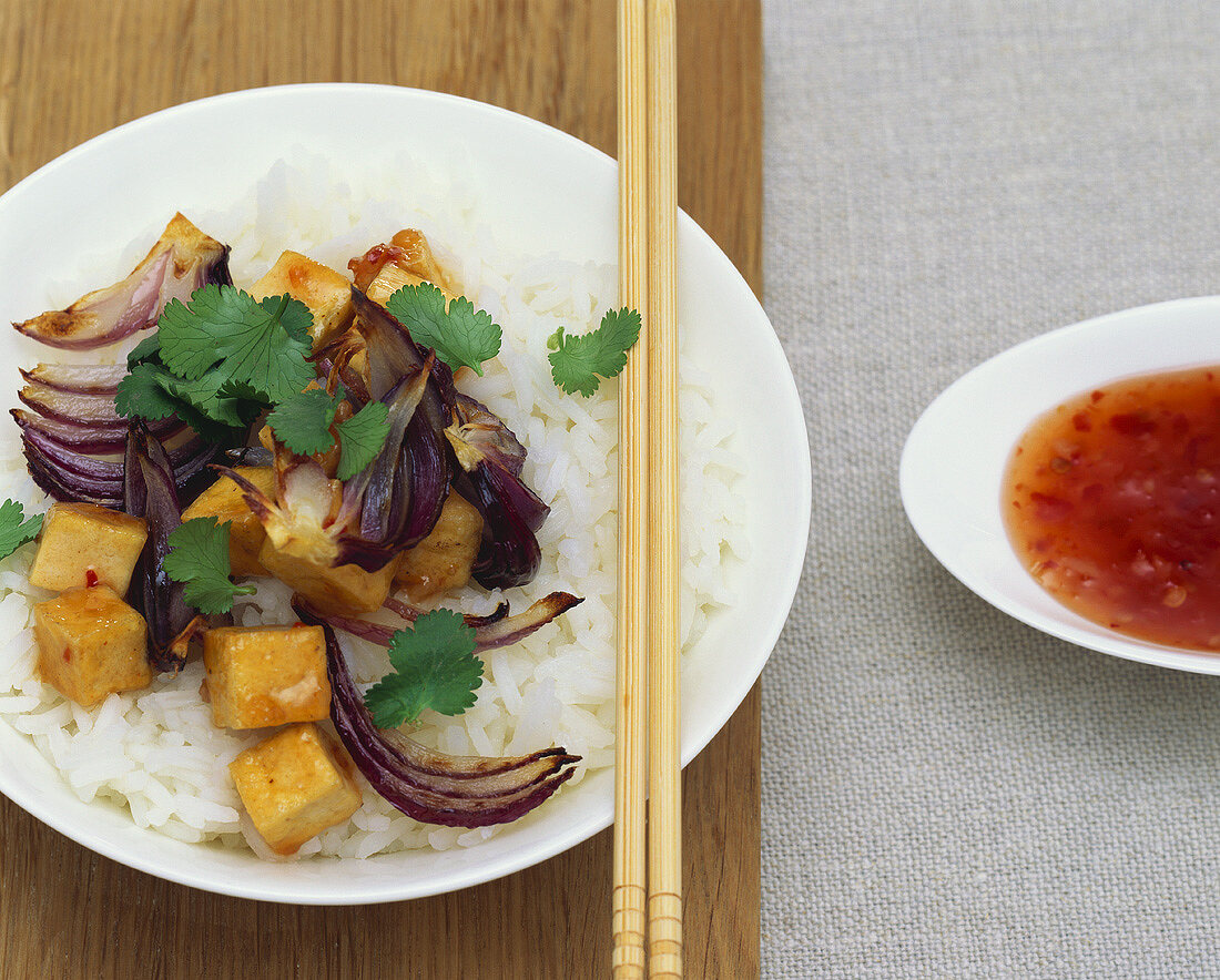 Reis mit knusprigem Tofu, Zwiebeln und süß-saurer Sauce