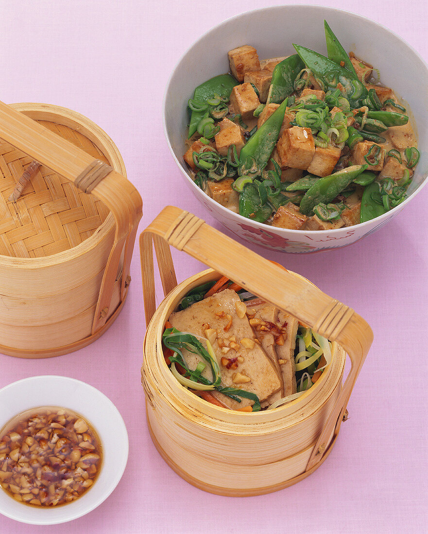 Tofu with mangetout and steamed tofu on vegetables