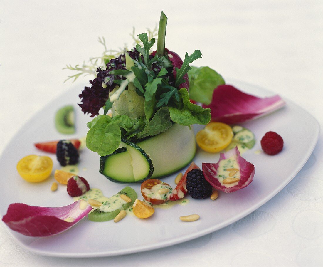 Blattsalate mit Zucchini, Kirschtomaten und Früchten