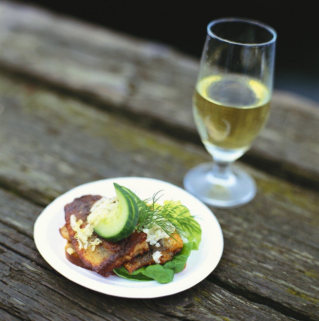 Belegtes Brot mit gebratenem Fisch