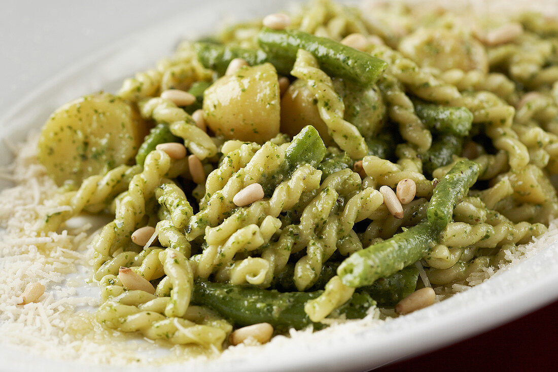 Pasta alla genovese (Pasta with beans, potatoes and pesto)