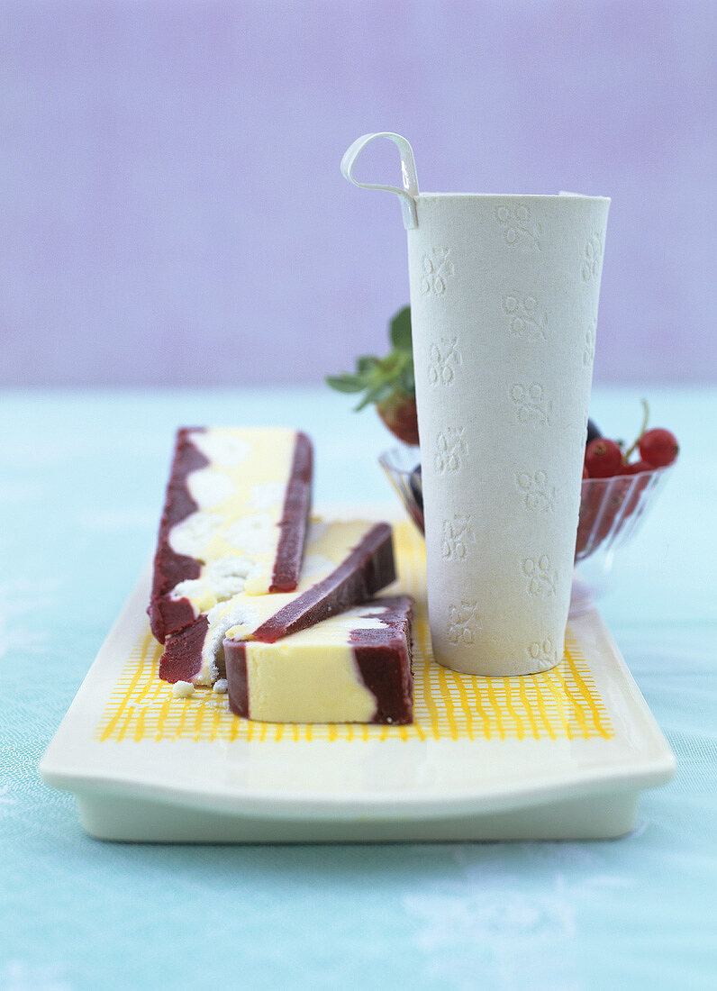 Beeren-Vanille-Eis mit Baiser