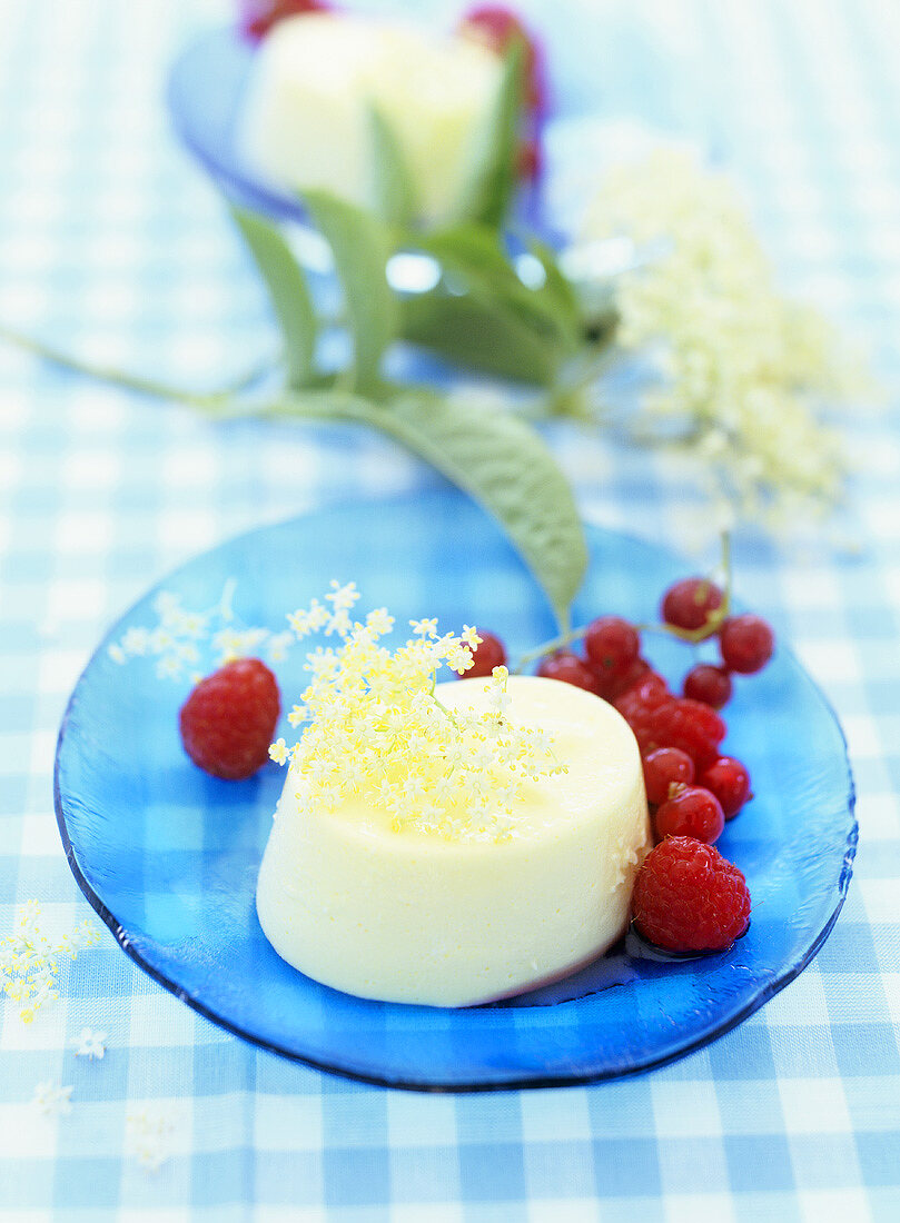 Holunderblüten-Sekt-Creme mit Beerensauce