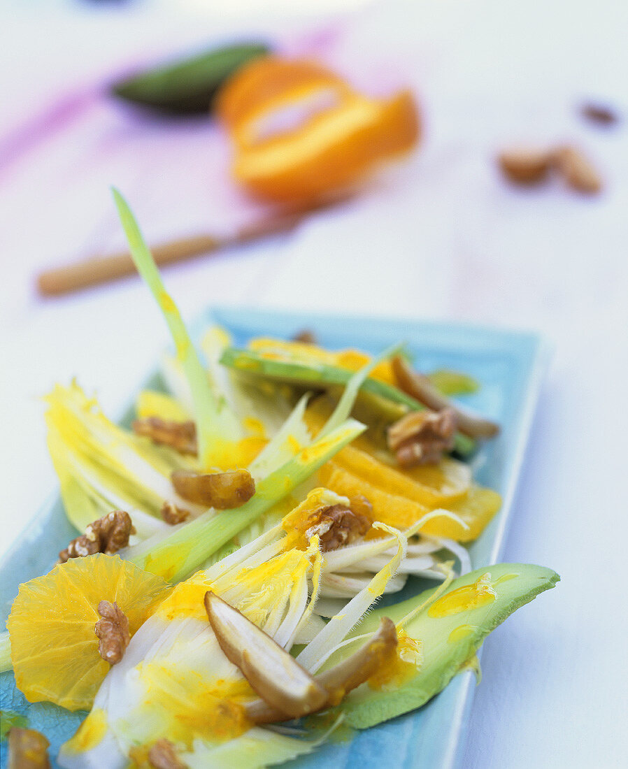 Chicorée-Orangen-Salat mit Avocado & Walnuss-Dattel-Dressing