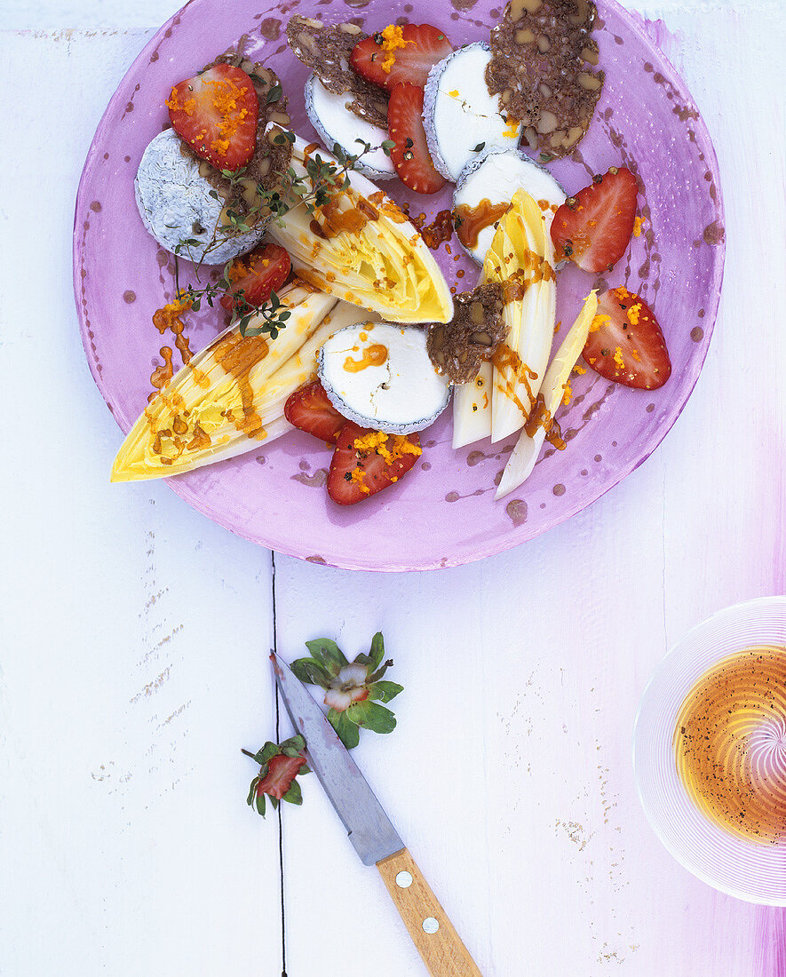 Karamellisierter Chicorée mit Erdbeeren und Ziegenkäse